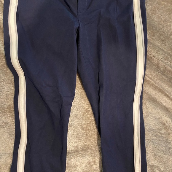 Pant that hit above the ankle - Picture 3 of 3